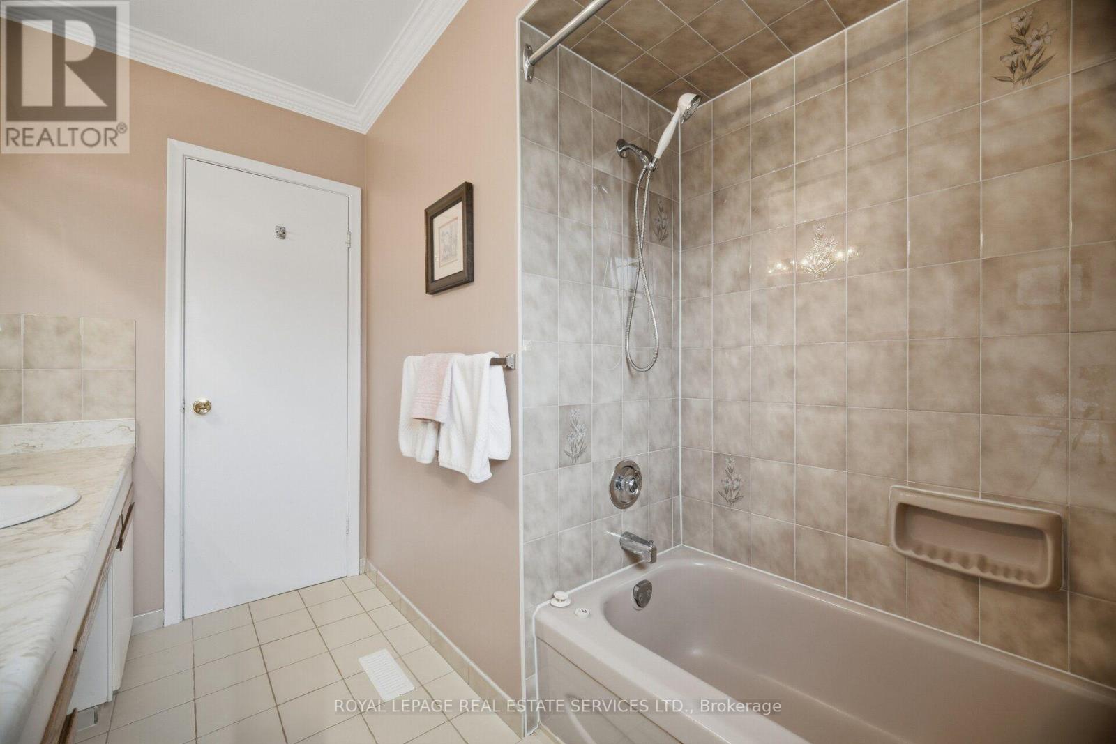 1434 THORNDYKE CRESCENT - 27
