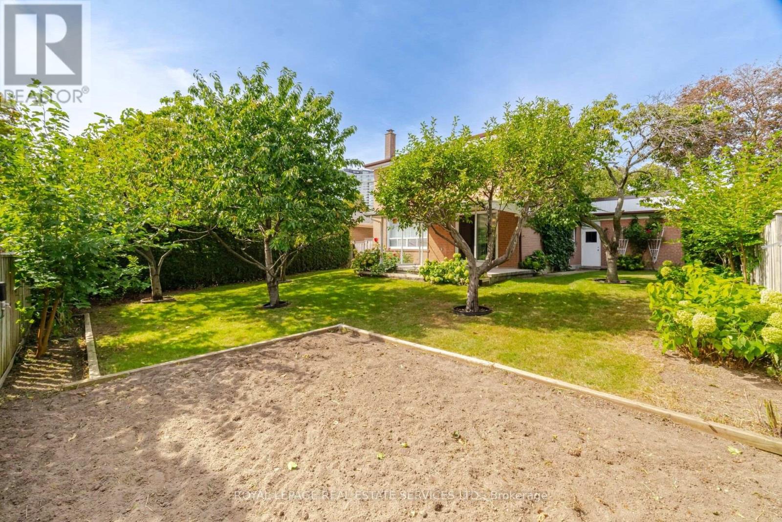 1434 THORNDYKE CRESCENT - 44