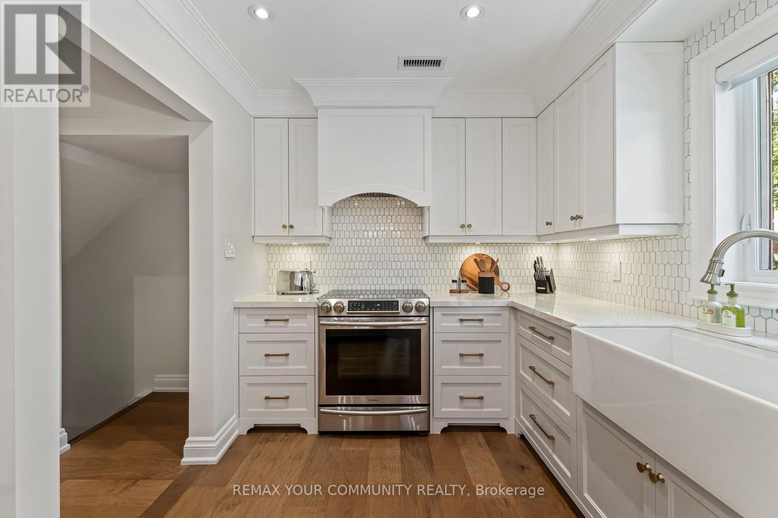 189 PRINCE EDWARD DRIVE S - 13