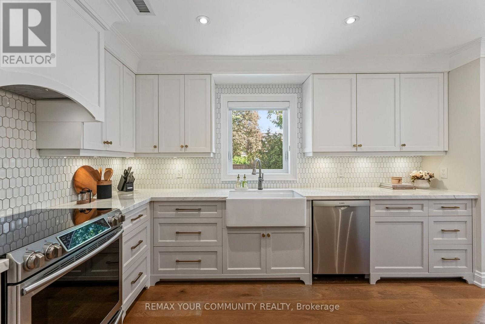 189 PRINCE EDWARD DRIVE S - 14