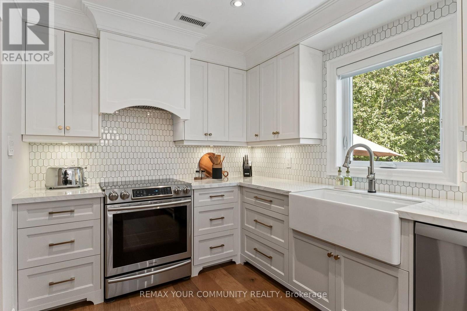 189 PRINCE EDWARD DRIVE S - 15