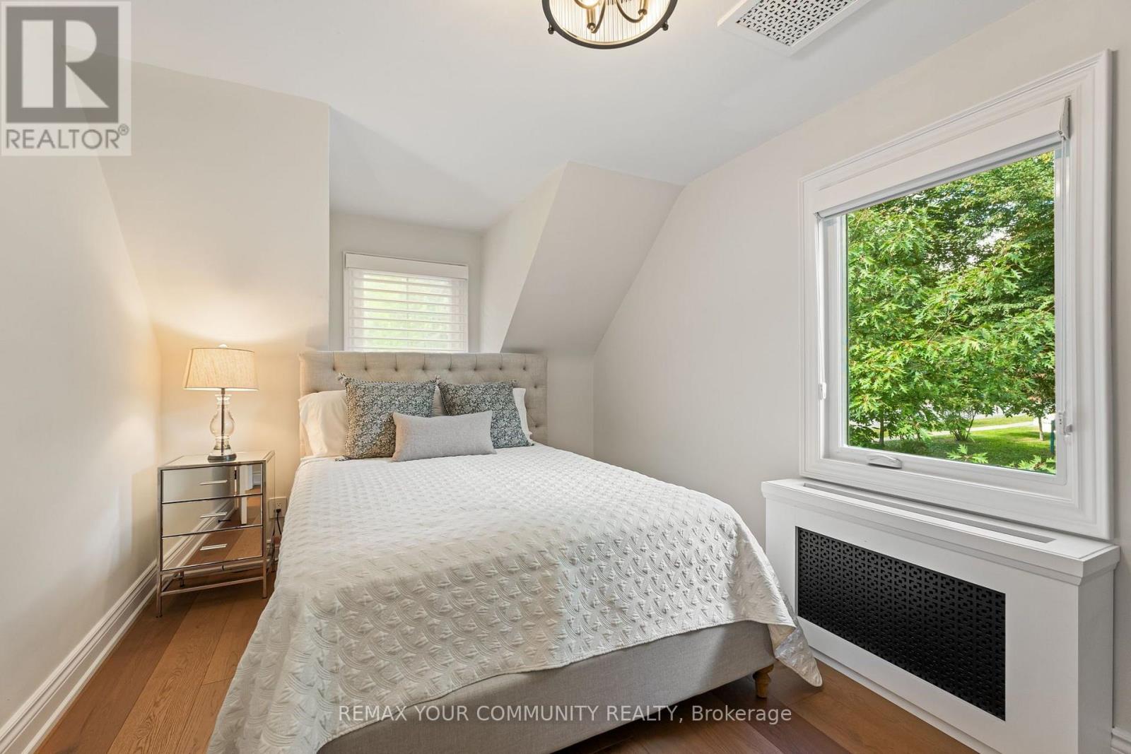 189 PRINCE EDWARD DRIVE S - 21