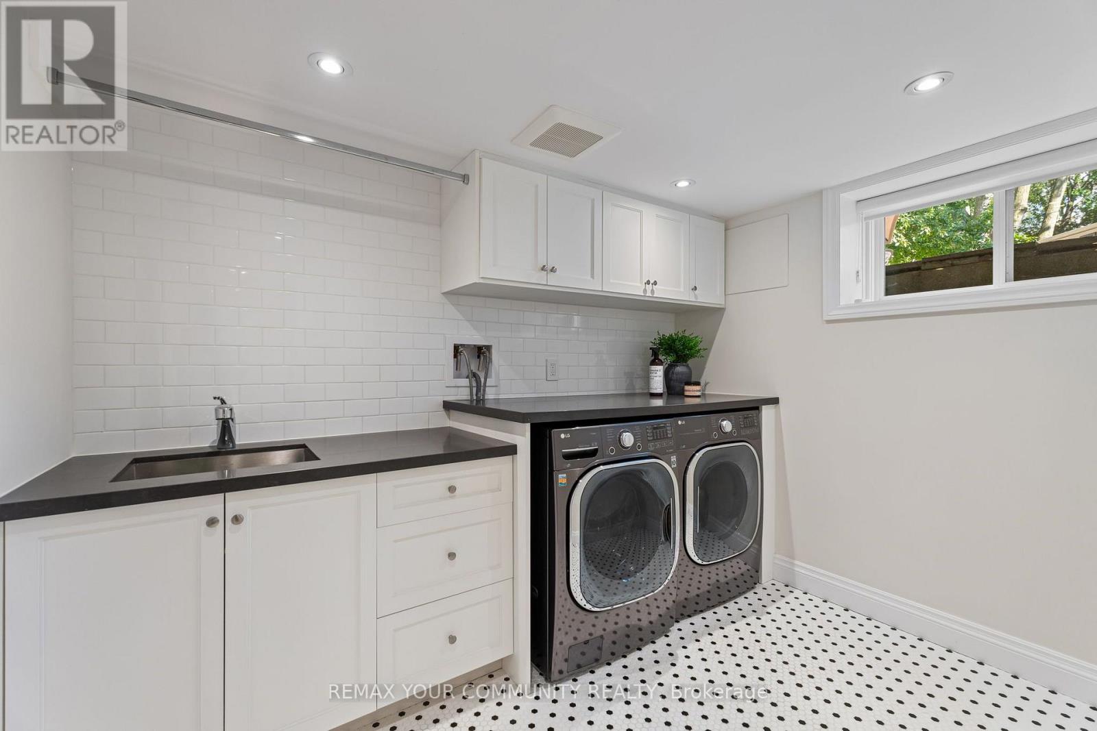 189 PRINCE EDWARD DRIVE S - 37
