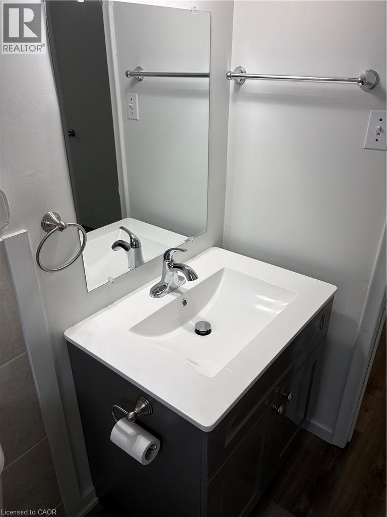 120 CLIVE Road Unit# 4 — photo 2