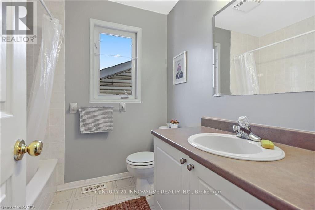 458 Freeman Crescent East — photo 14