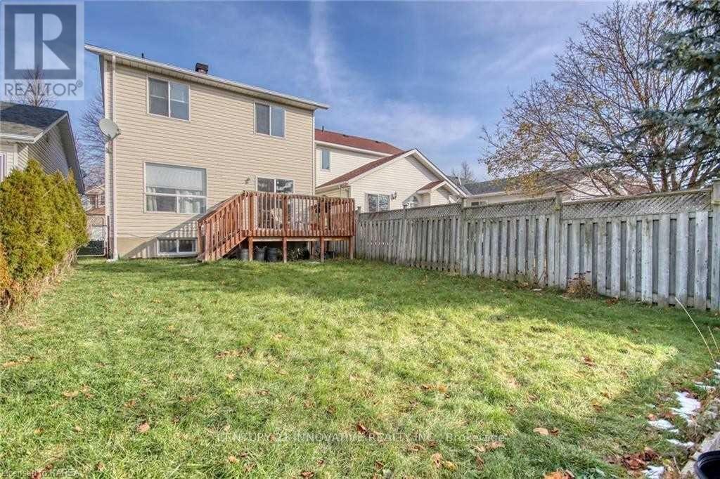 458 Freeman Crescent East — photo 16