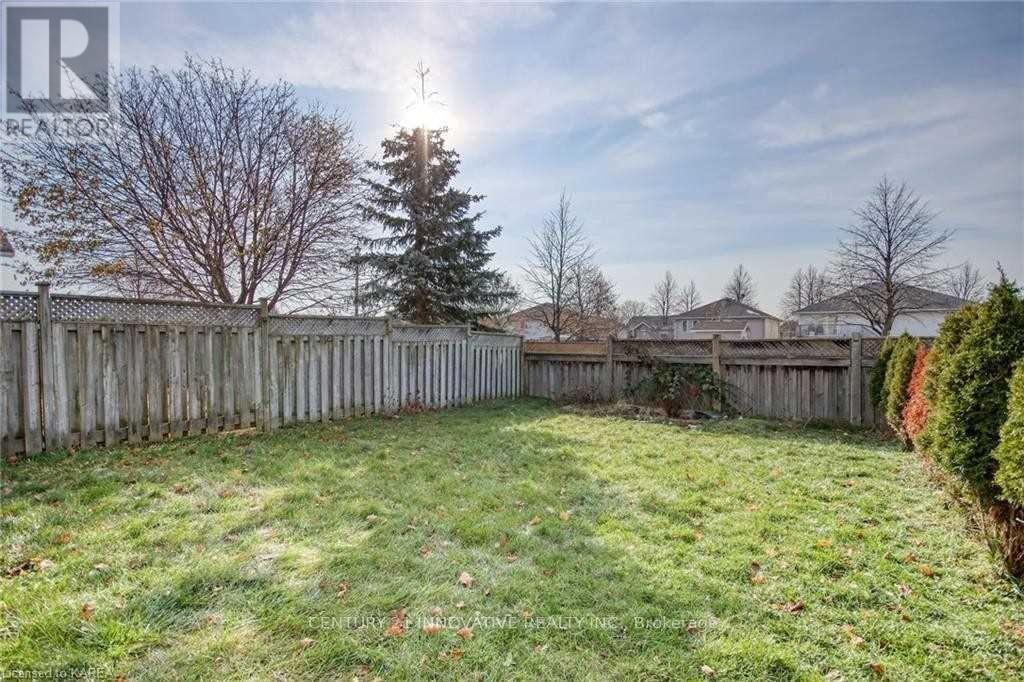 458 Freeman Crescent East — photo 17