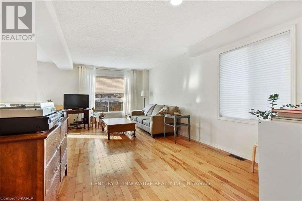 458 Freeman Crescent East — photo 4