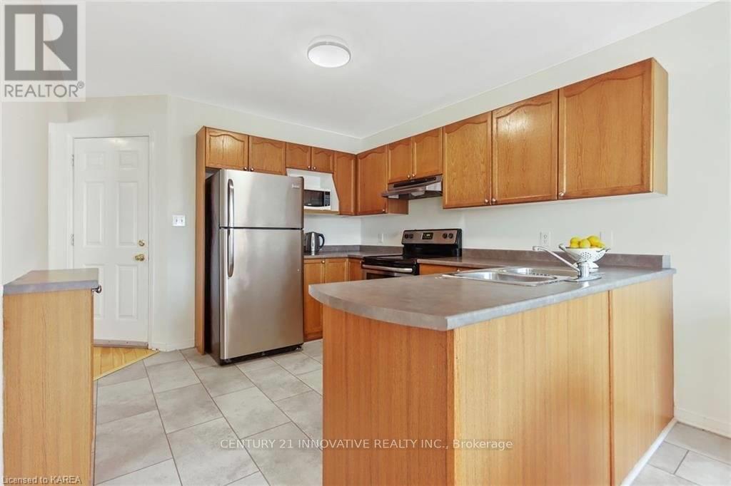 458 Freeman Crescent East — photo 7