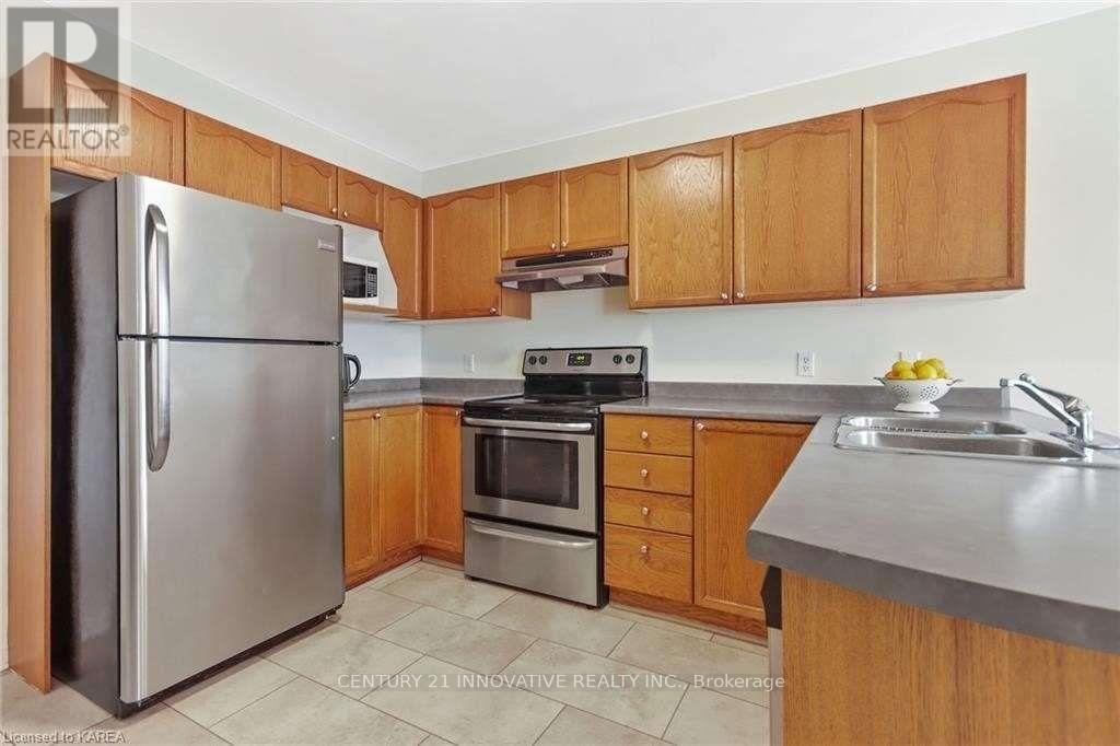 458 Freeman Crescent East — photo 8