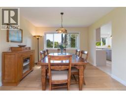 779 Menawood Pl, Saanich, BC V8Y2Z7 Photo 16