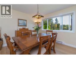 779 Menawood Pl, Saanich, BC V8Y2Z7 Photo 17