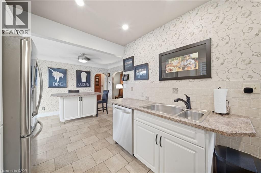 33 THE STRAND Avenue - Image 15
