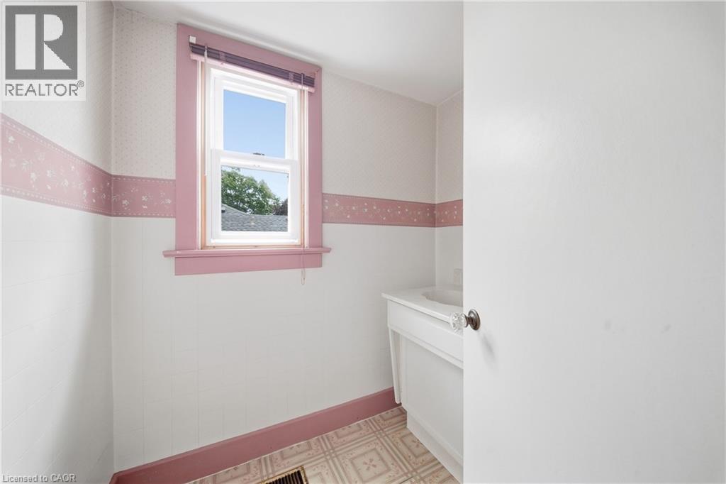 33 THE STRAND Avenue - Image 22