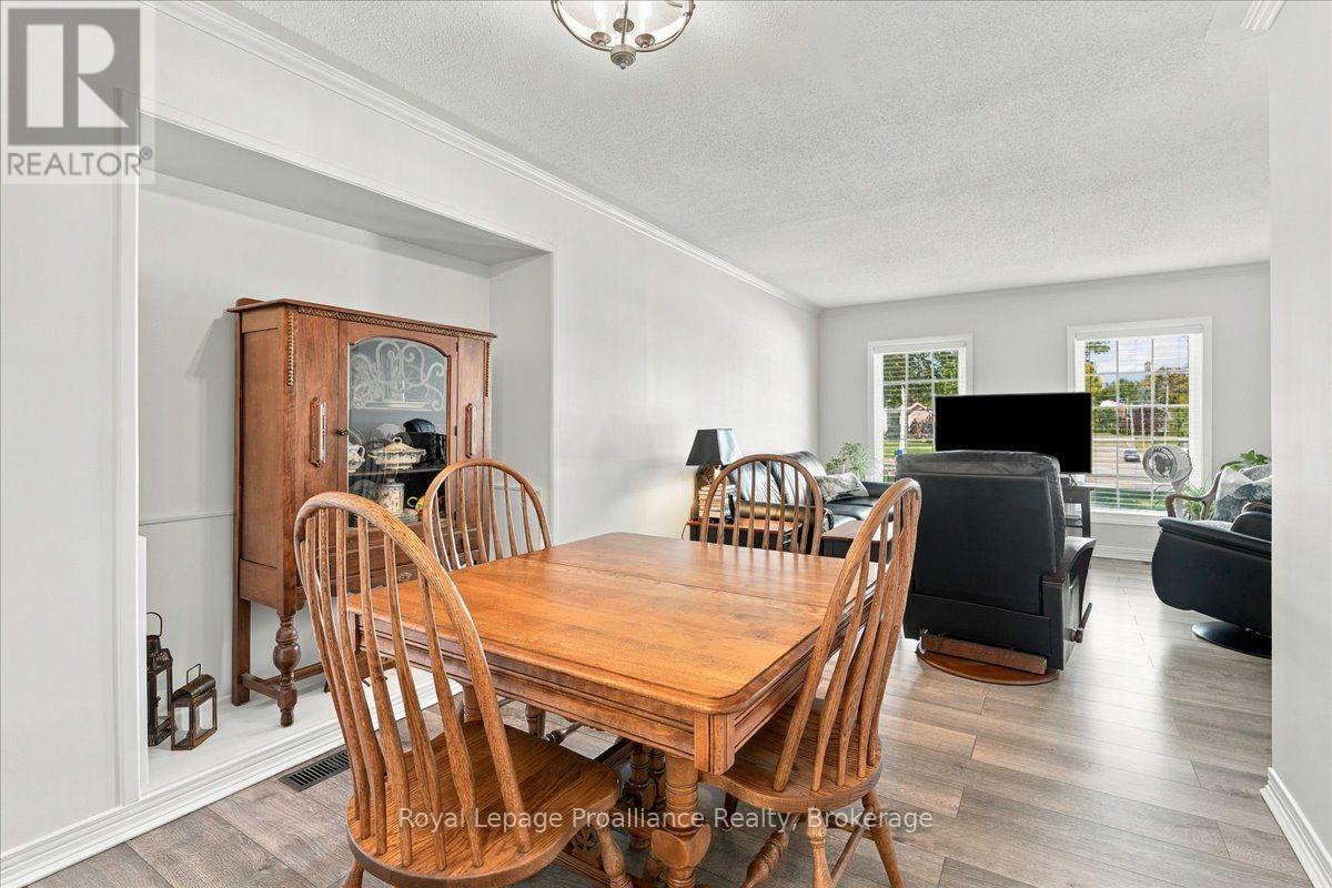 224 DUNDAS STREET W - 10