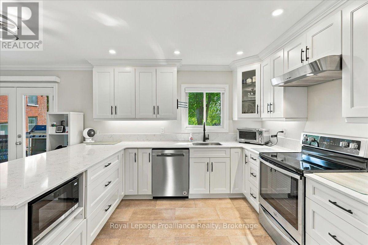 224 DUNDAS STREET W - 11