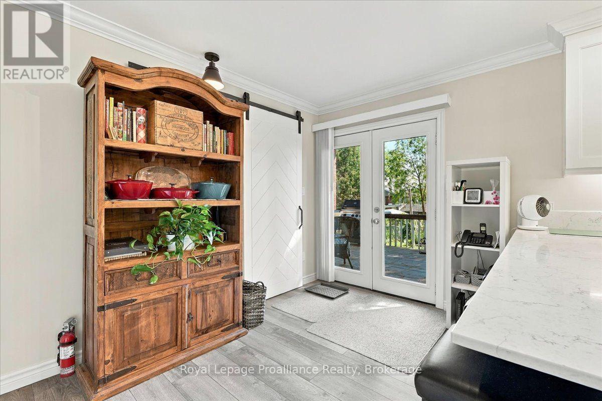 224 DUNDAS STREET W - Image 19
