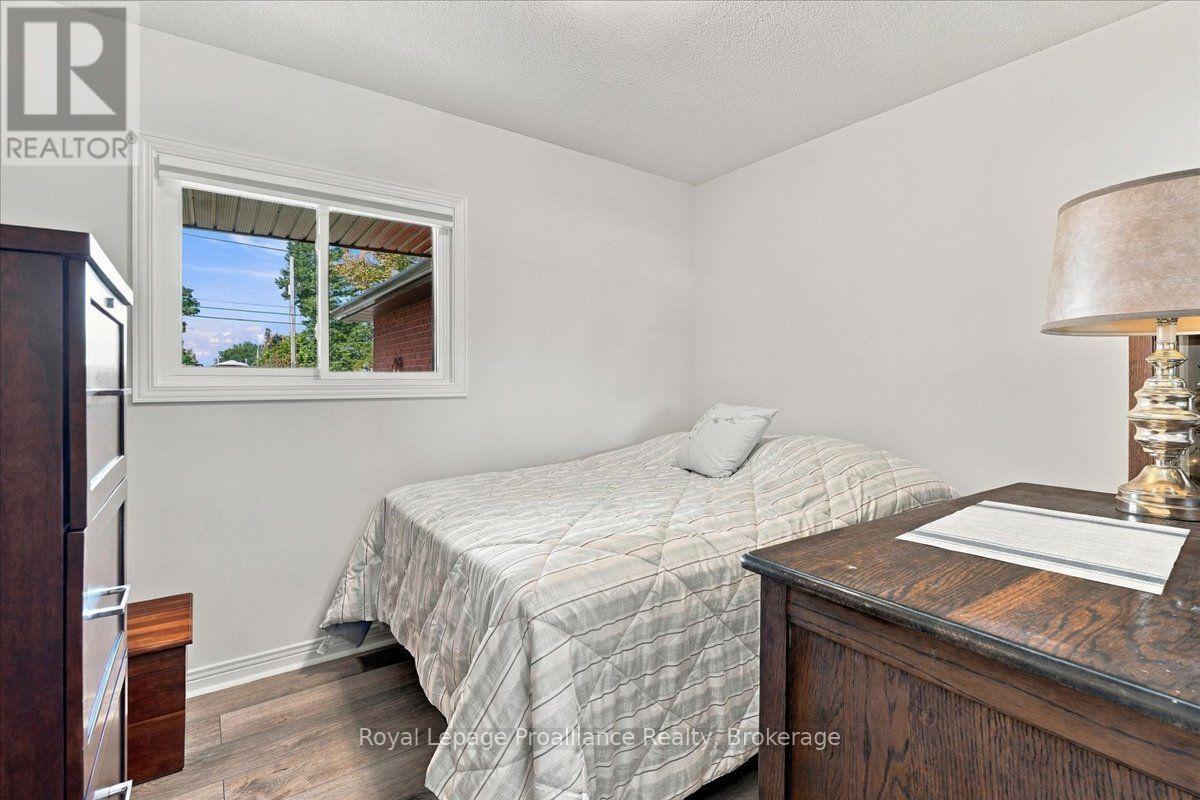 224 DUNDAS STREET W - 20