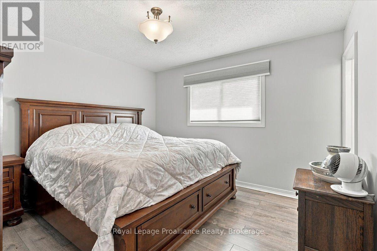 224 DUNDAS STREET W - Image 24