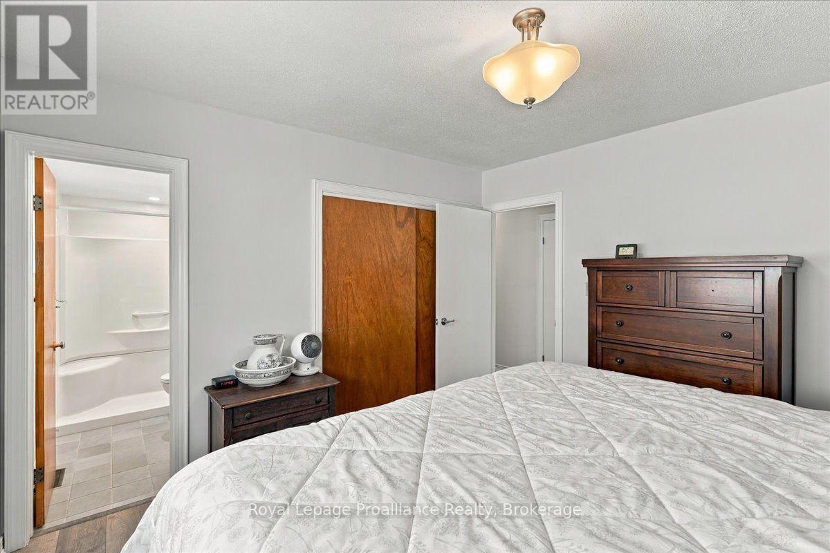 224 DUNDAS STREET W - Image 25