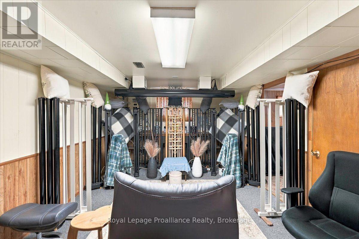 224 DUNDAS STREET W - Image 28