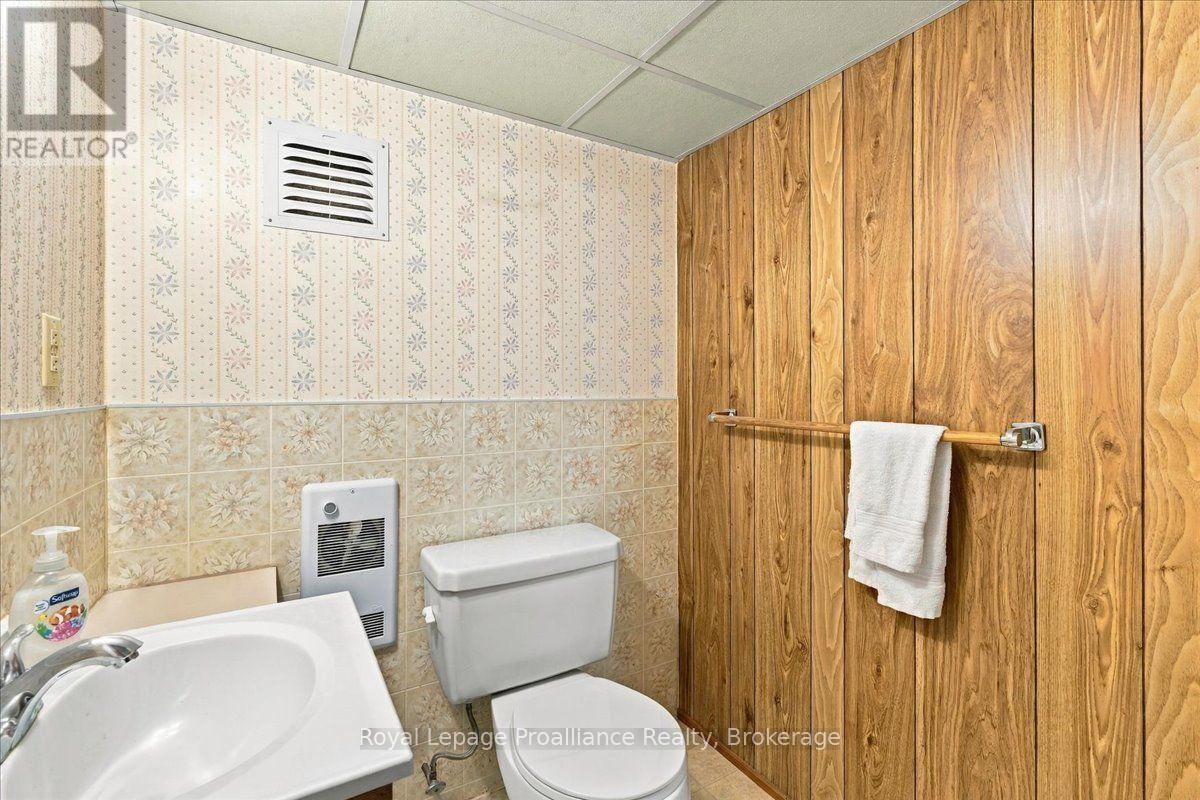 224 DUNDAS STREET W - 29