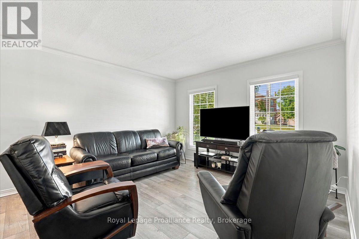 224 DUNDAS STREET W - 7