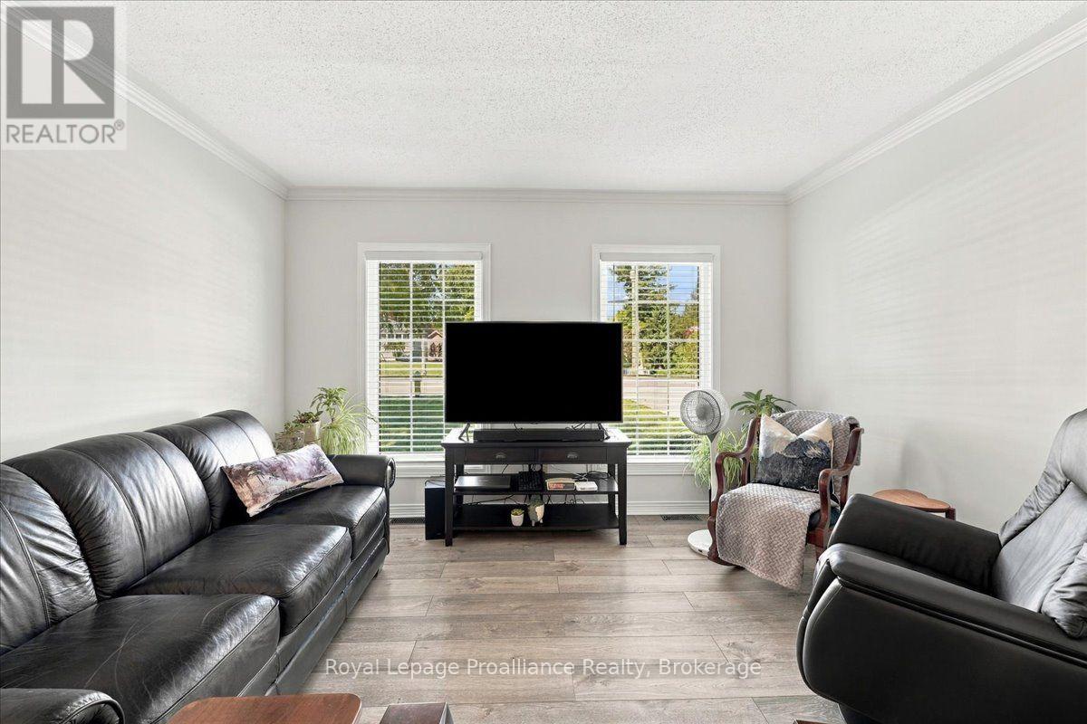 224 DUNDAS STREET W - 8