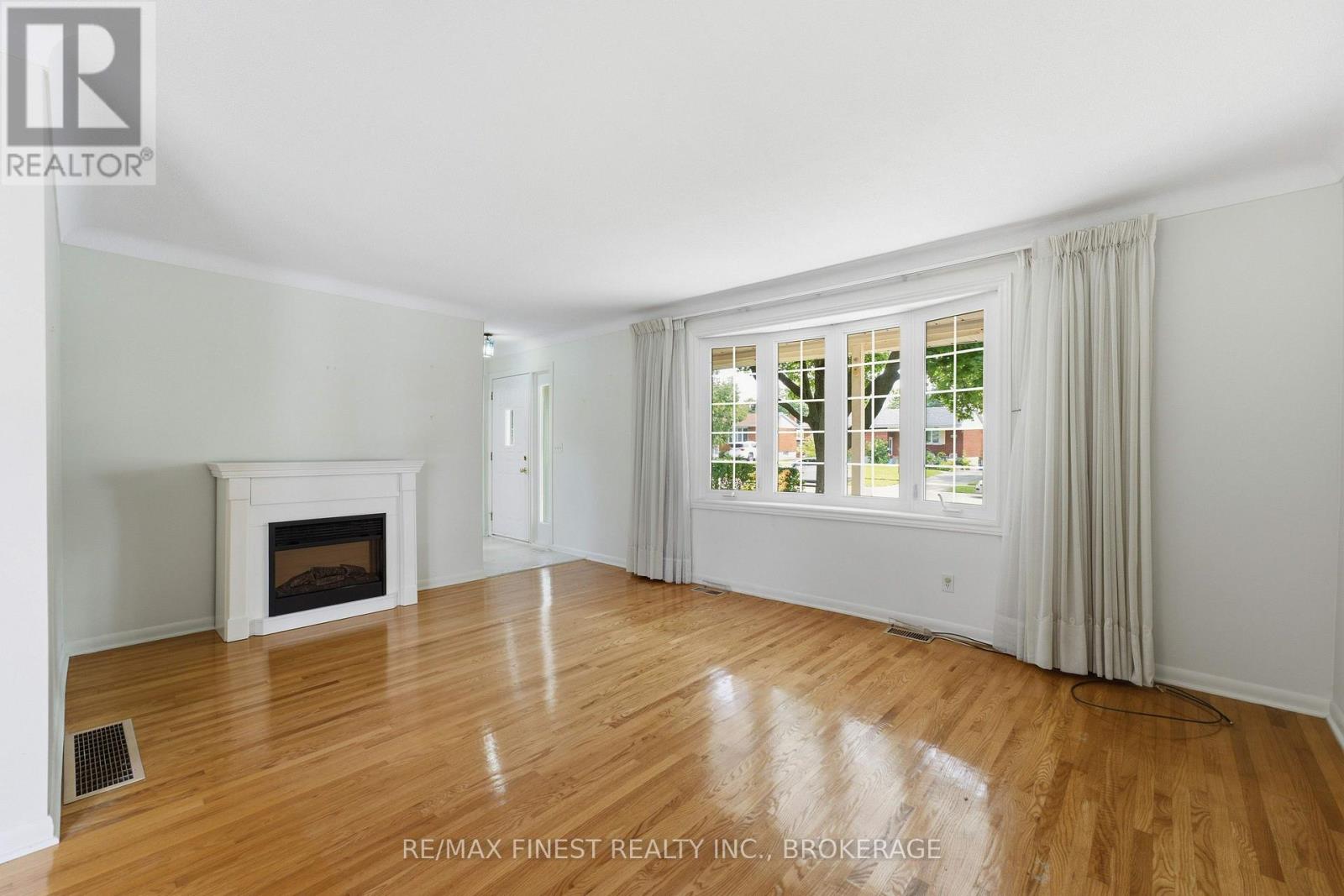 746 LAIDLAW CRESCENT - 12
