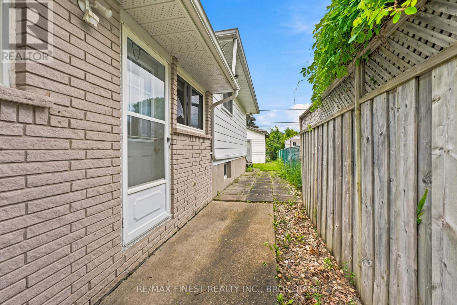 746 LAIDLAW CRESCENT - Image 36