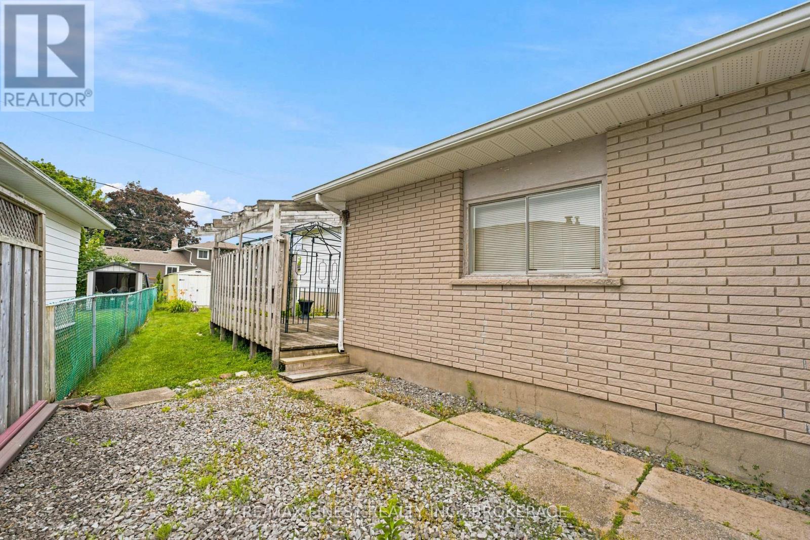 746 LAIDLAW CRESCENT - Image 42