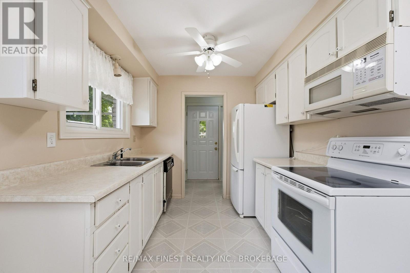 746 LAIDLAW CRESCENT - 6