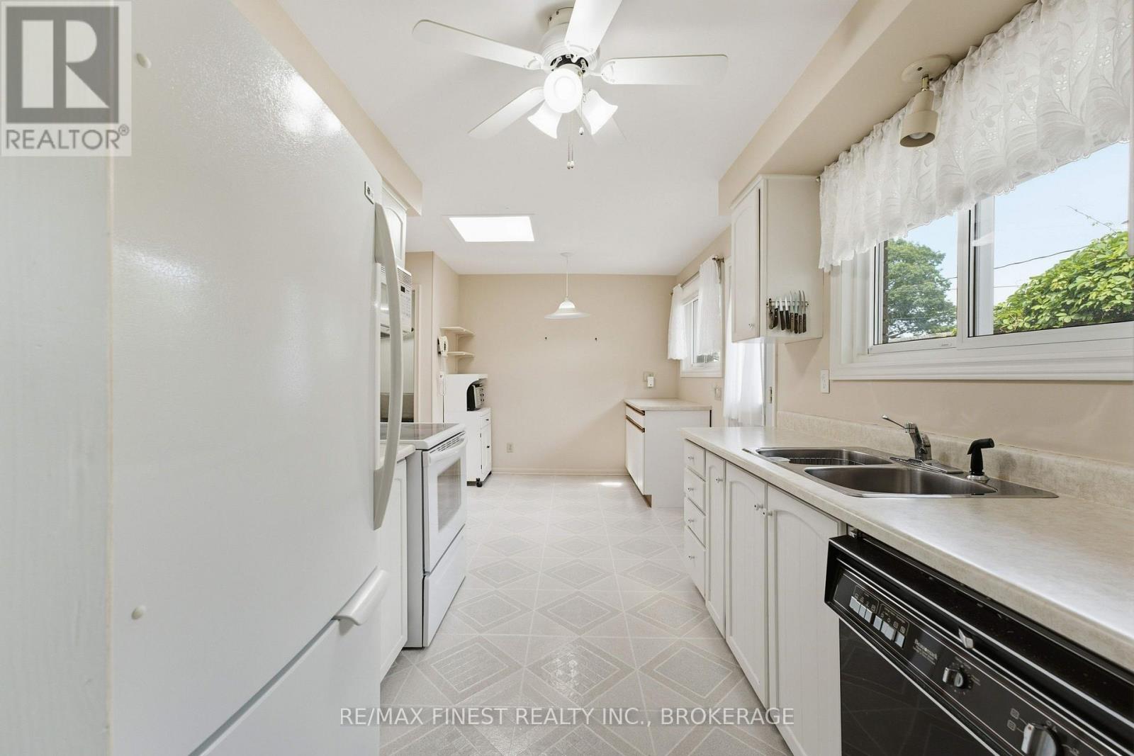 746 LAIDLAW CRESCENT - 7