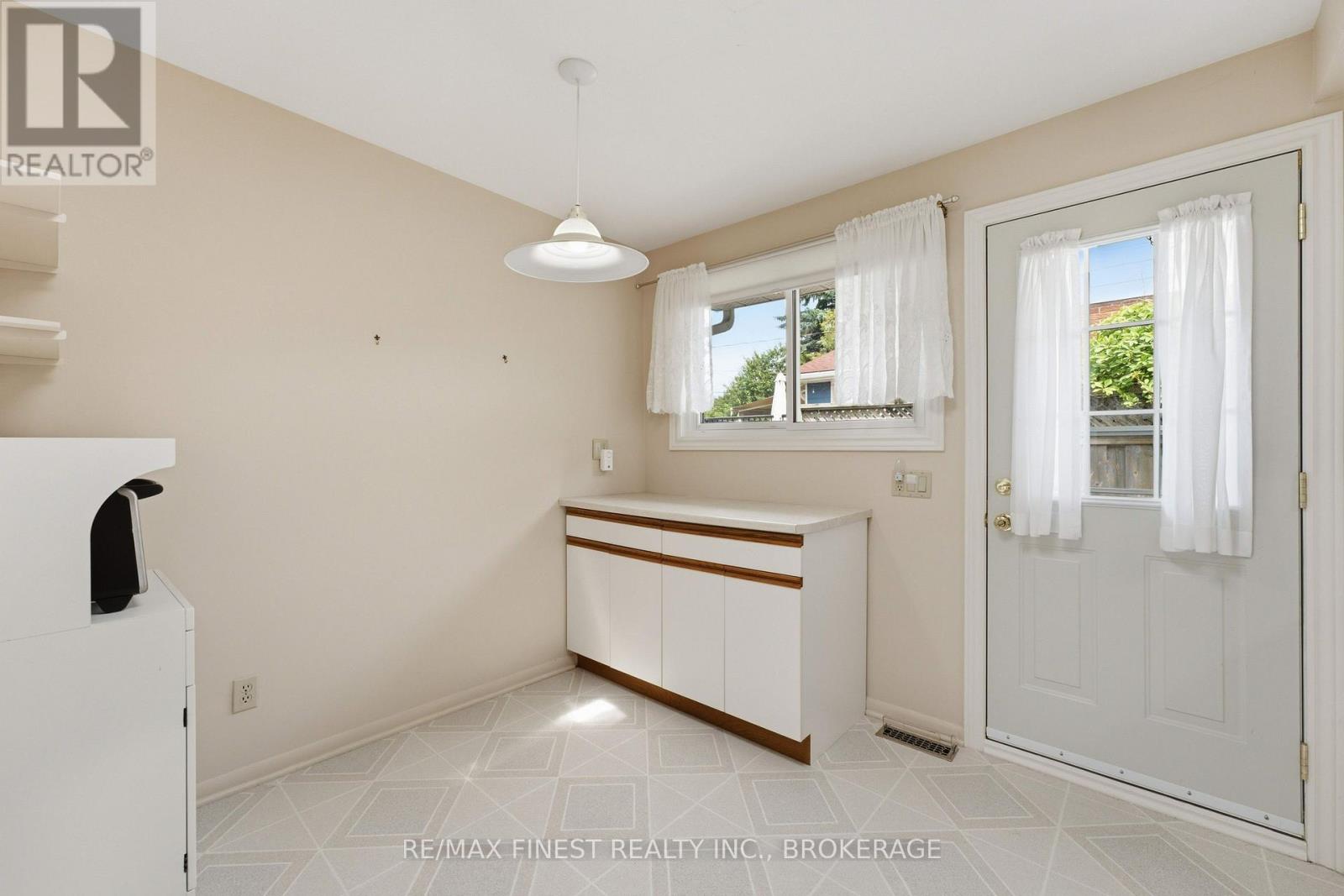 746 LAIDLAW CRESCENT - 8