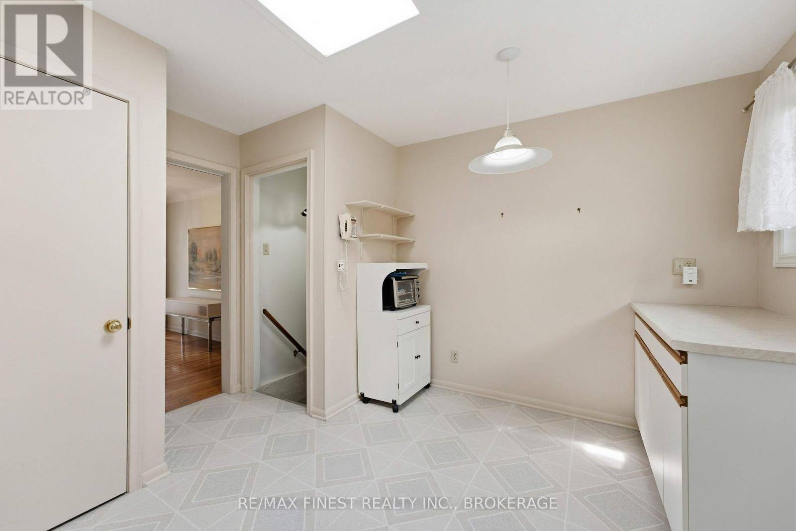 746 LAIDLAW CRESCENT - 9