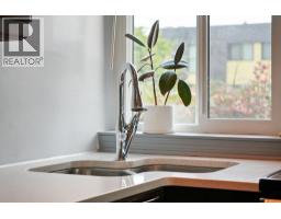 201 341 Mahon Avenue, North Vancouver, BC V7M3E1 Photo 9