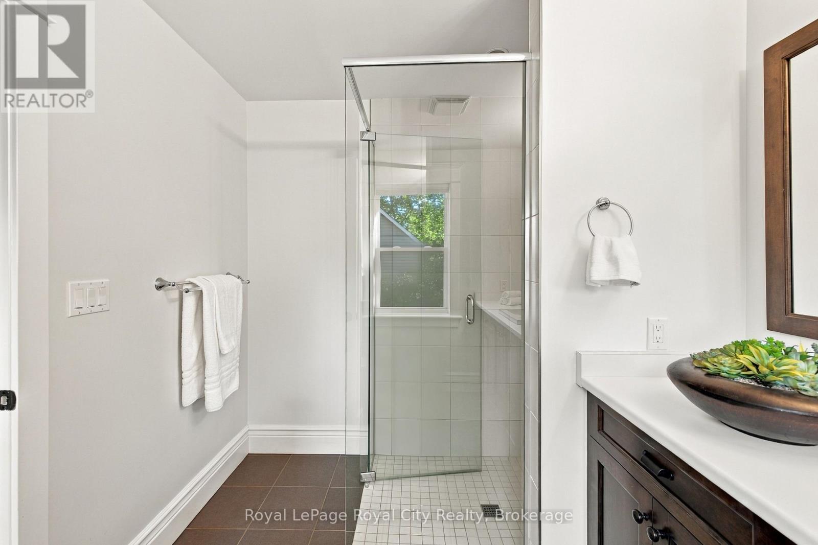 40 LYON AVENUE - Image 24