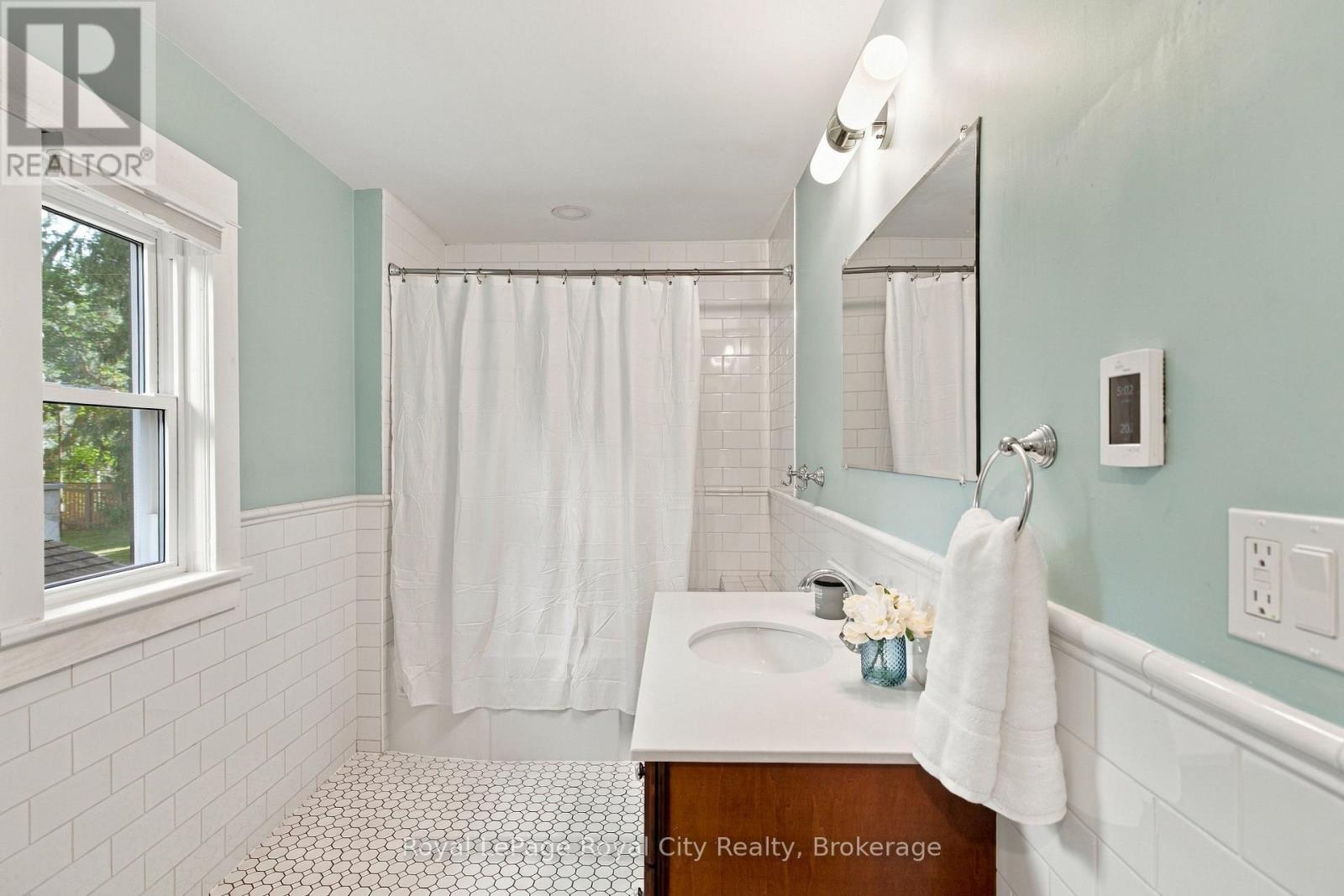 40 LYON AVENUE - Image 28