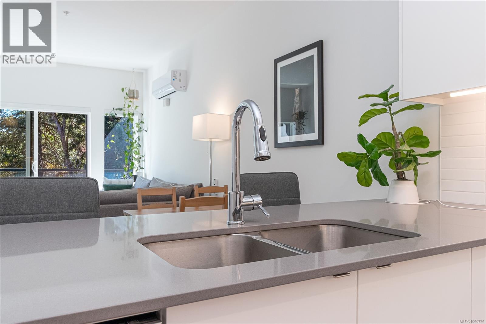 312 991 McKenzie Avenue, Saanich