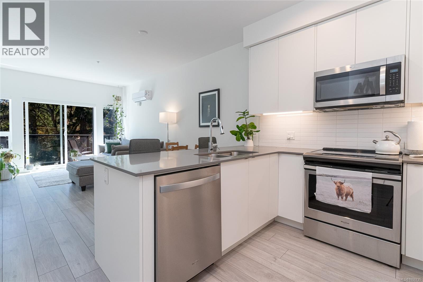 312 991 McKenzie Avenue, Saanich