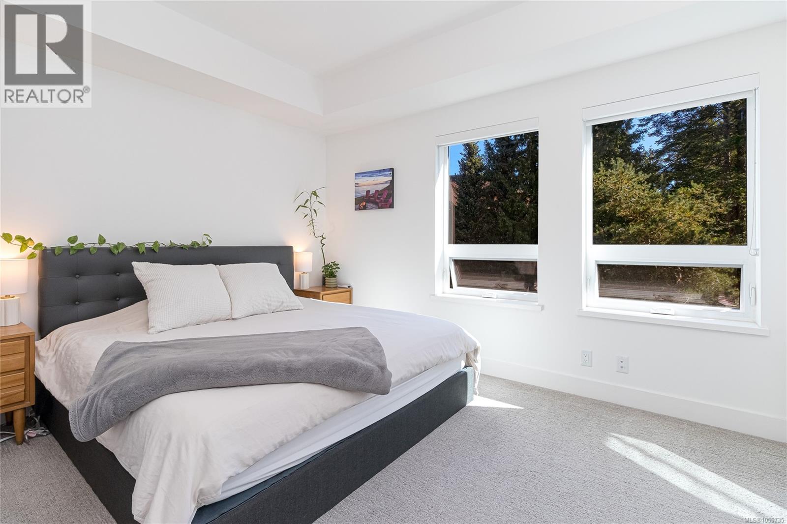 312 991 McKenzie Avenue, Saanich