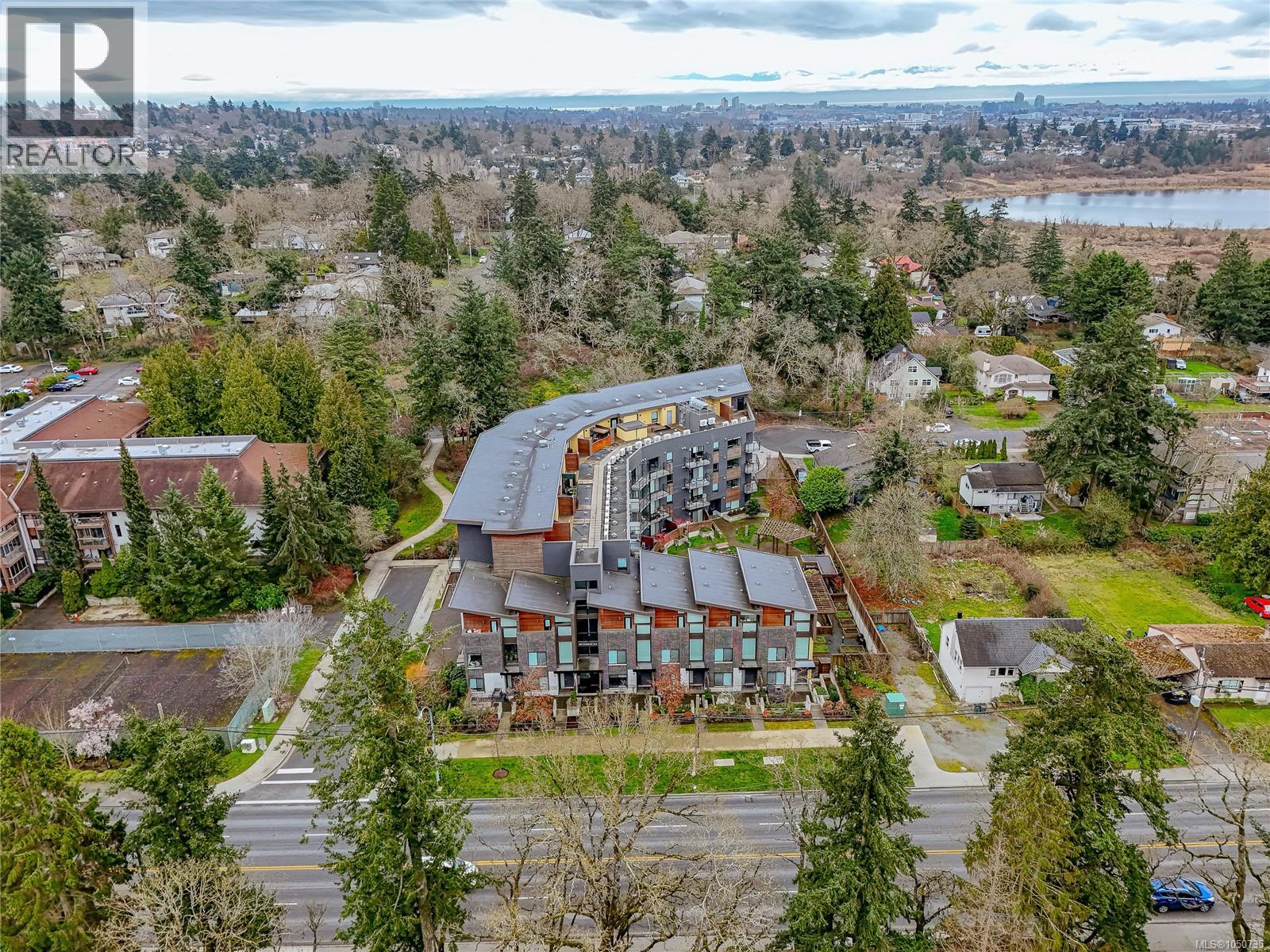 312 991 McKenzie Avenue, Saanich