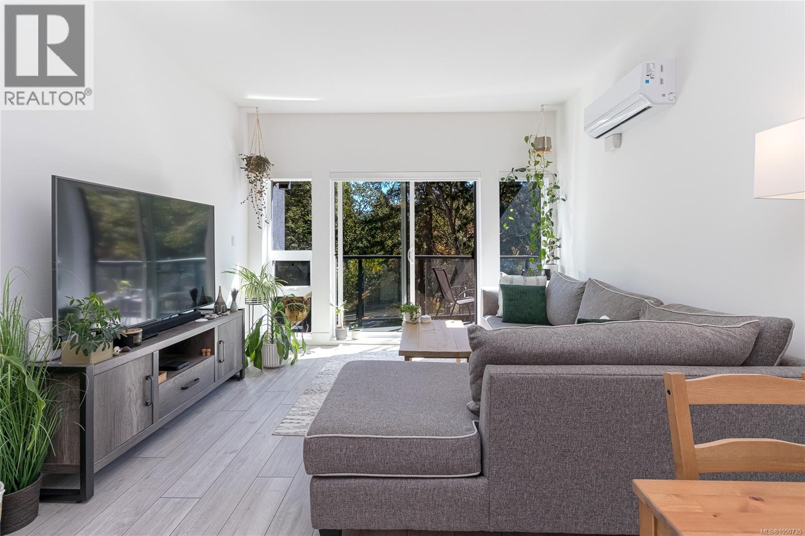 312 991 McKenzie Avenue, Saanich