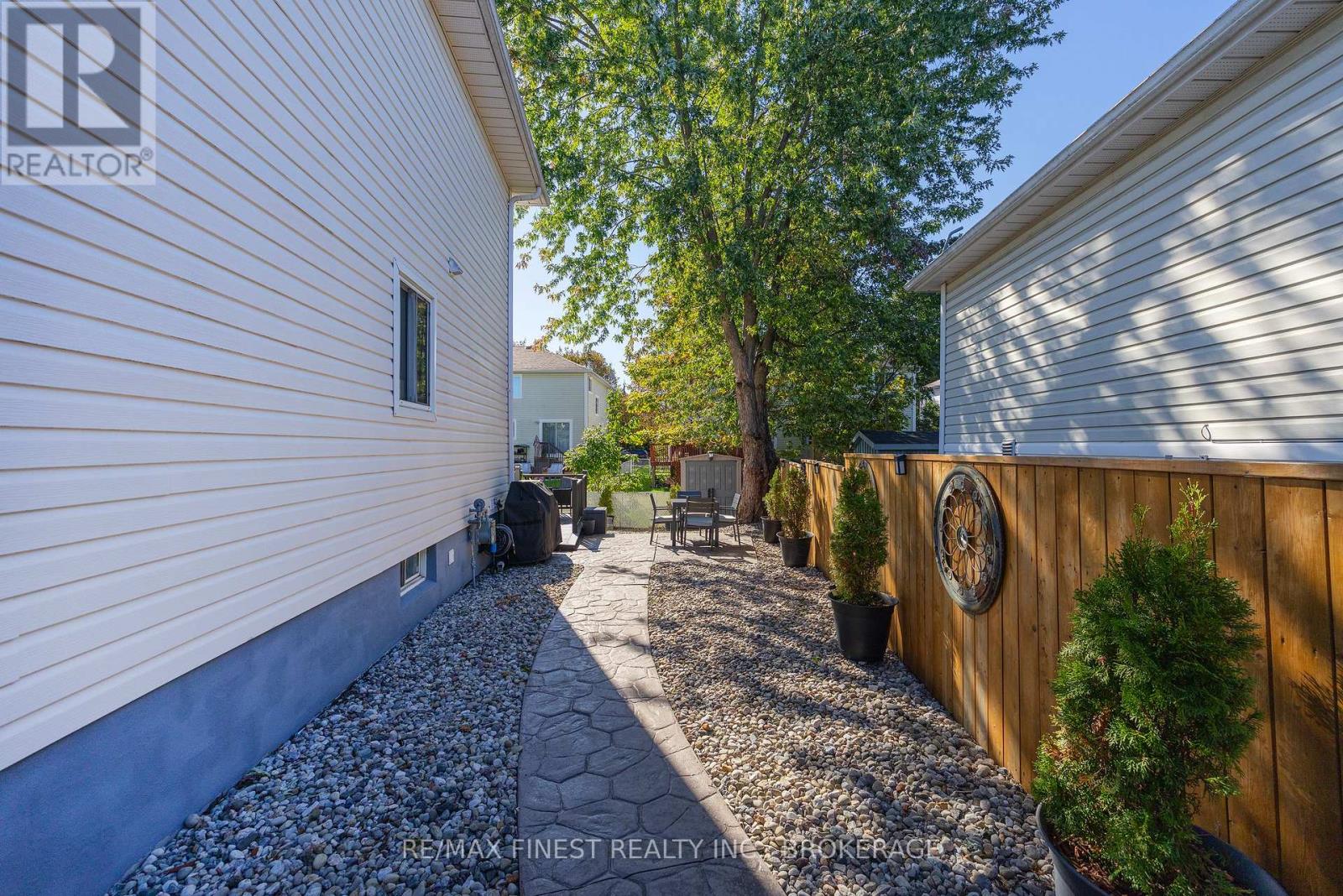 1377 BRACKENWOOD CRESCENT - 38