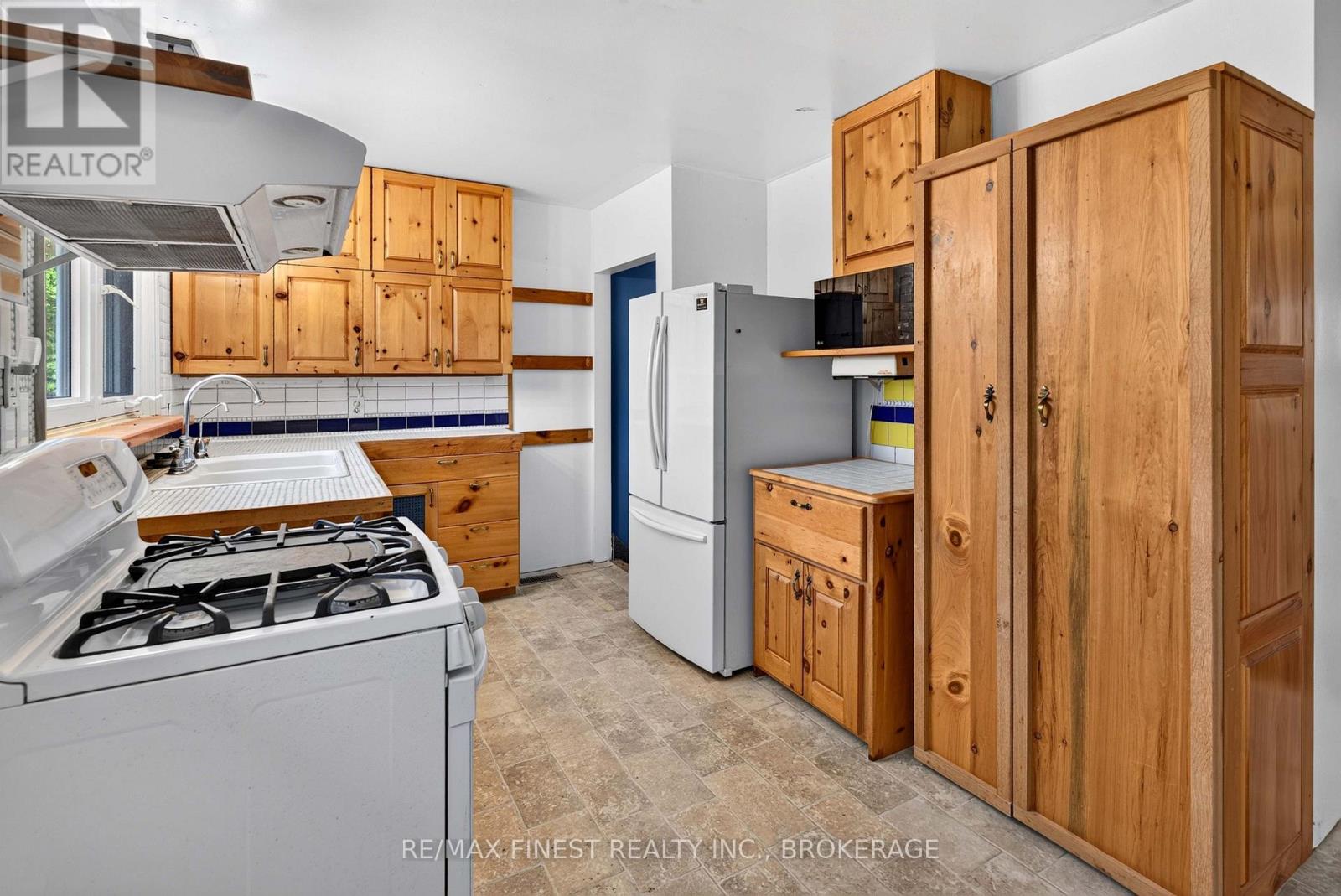 1045 MIDDLE ROAD - 10