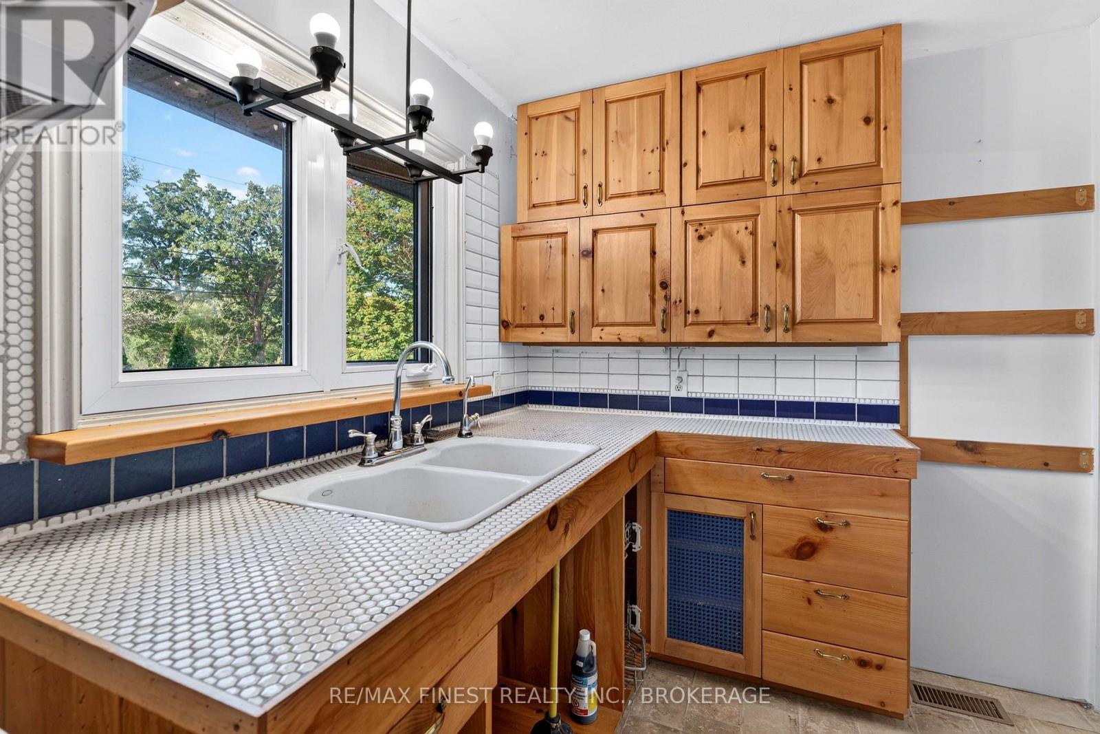 1045 MIDDLE ROAD - 11