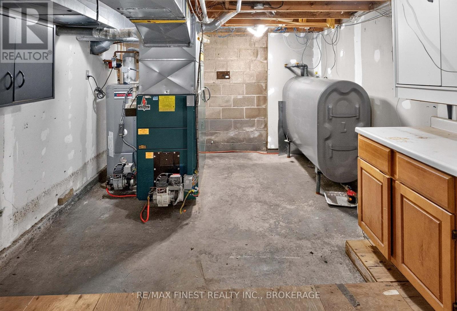 1045 MIDDLE ROAD - Image 24