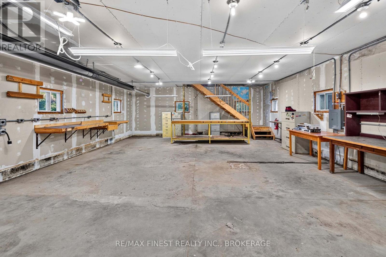 1045 MIDDLE ROAD - Image 33
