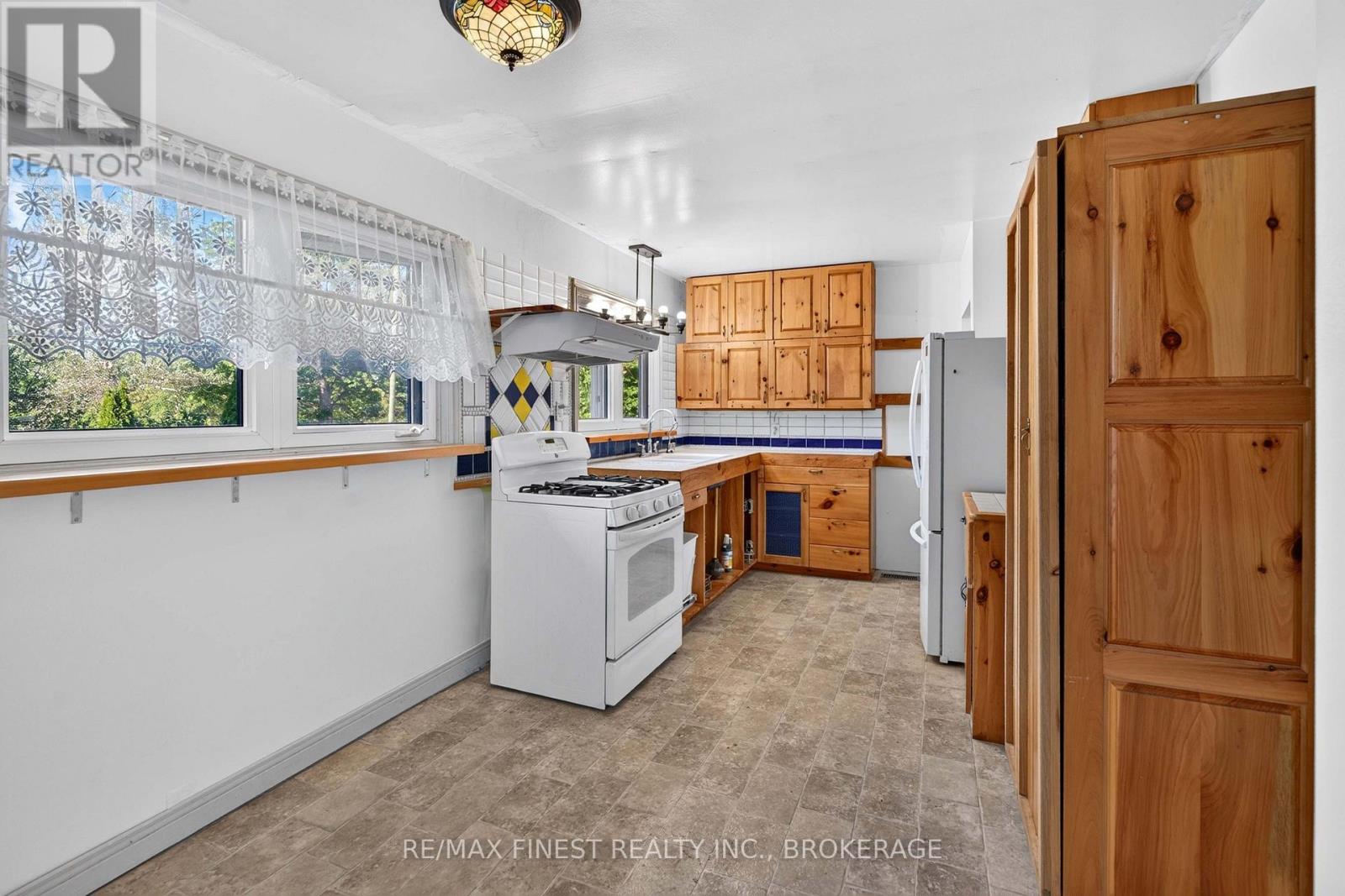 1045 MIDDLE ROAD - 8
