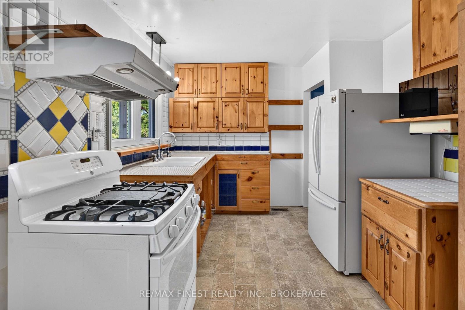 1045 MIDDLE ROAD - 9